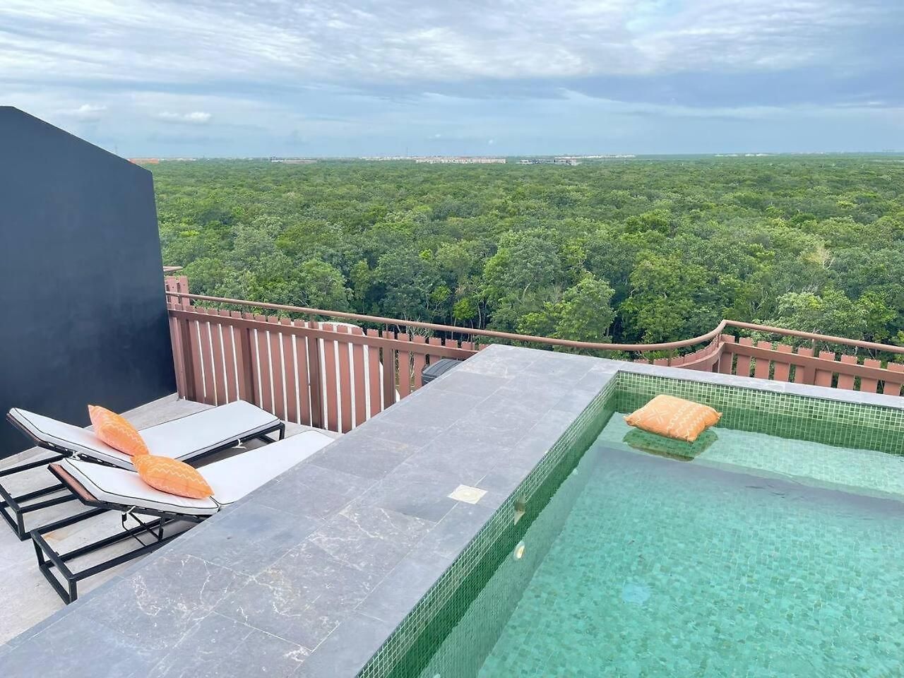 Luxury 3bd With Balcony And Rooftop Pool Apartment