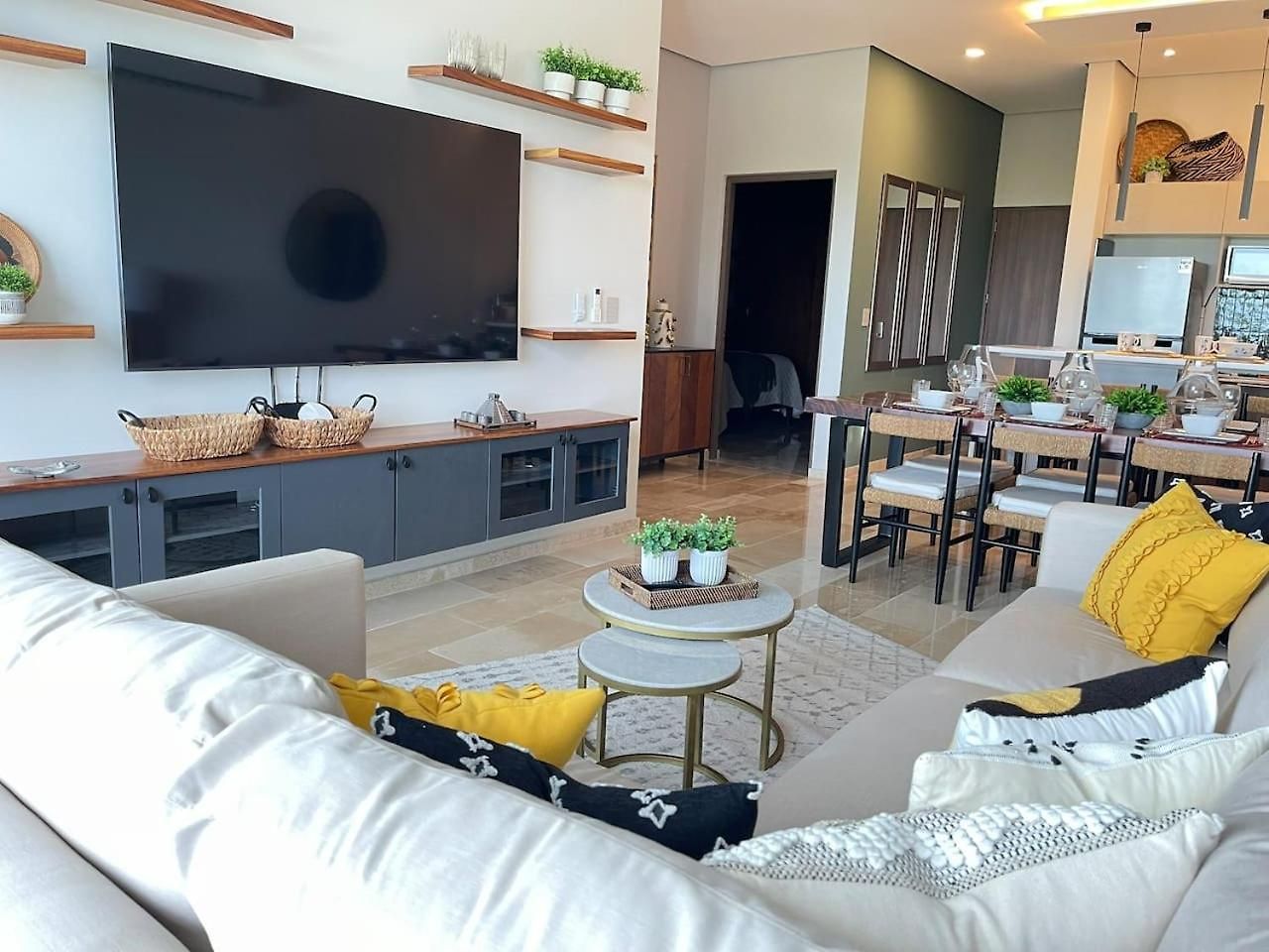 Luxury 3bd With Balcony And Rooftop Pool