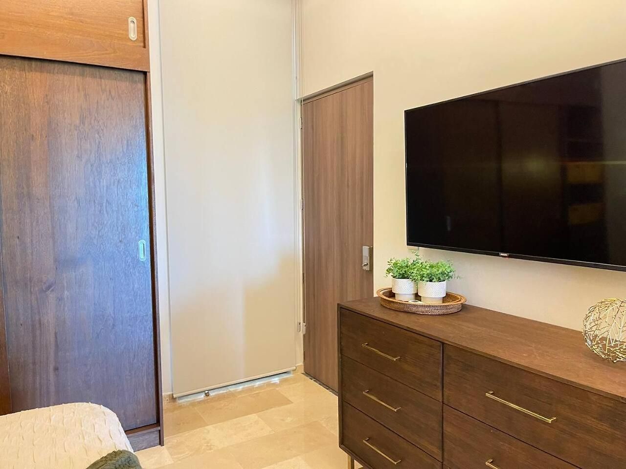 Luxury 3bd With Balcony And Rooftop Pool Apartment *