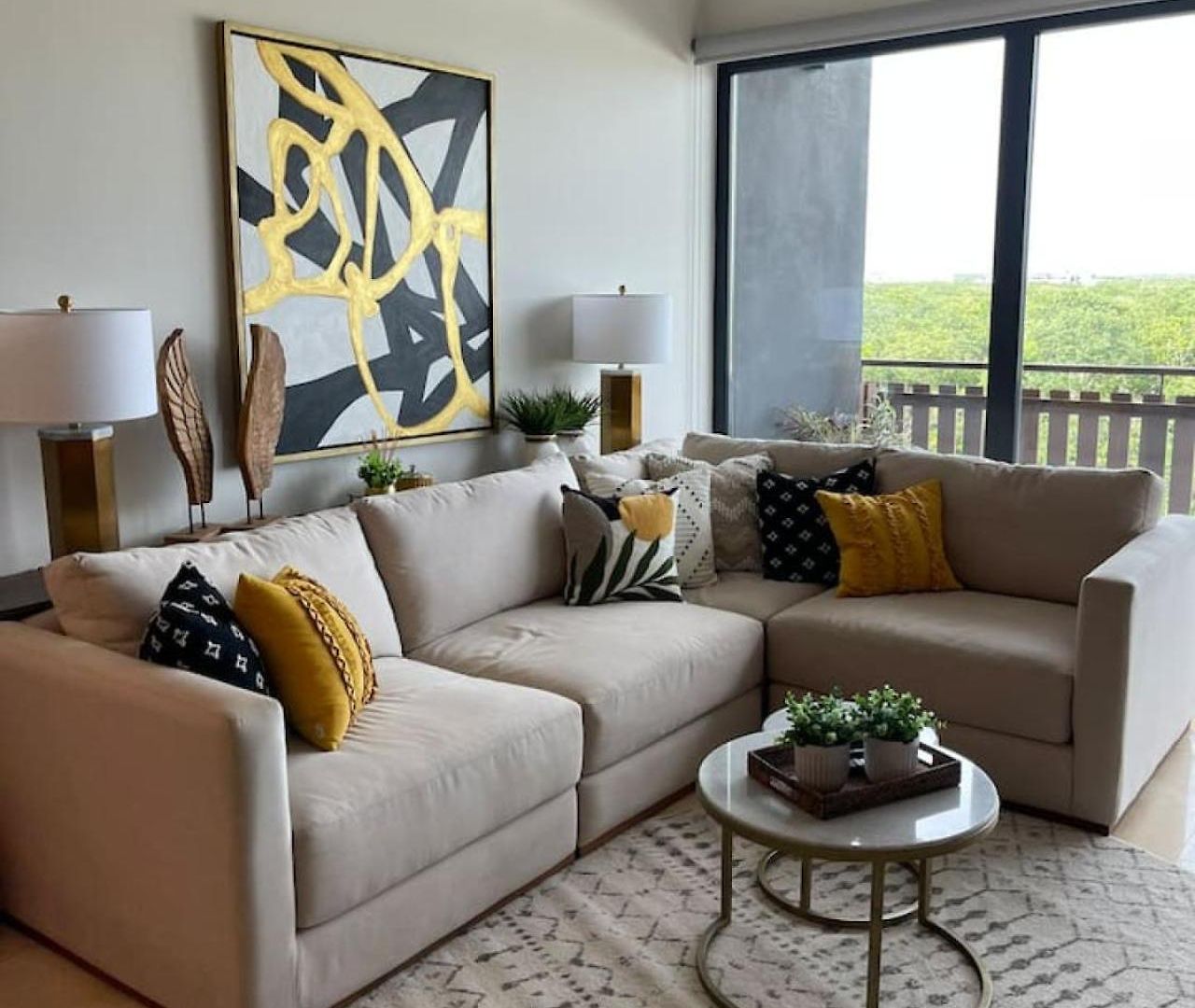 Luxury 3bd With Balcony And Rooftop Pool Apartment