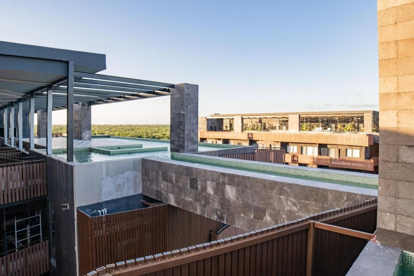 Luxury 3bd With Balcony And Rooftop Pool Apartment