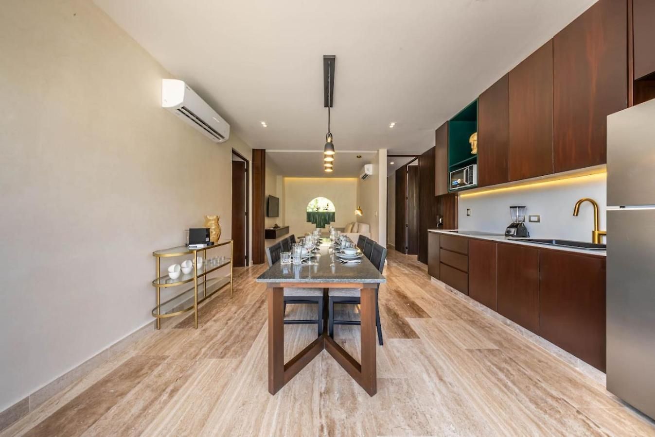Elegant 2br W Rooftop Pool Close To
