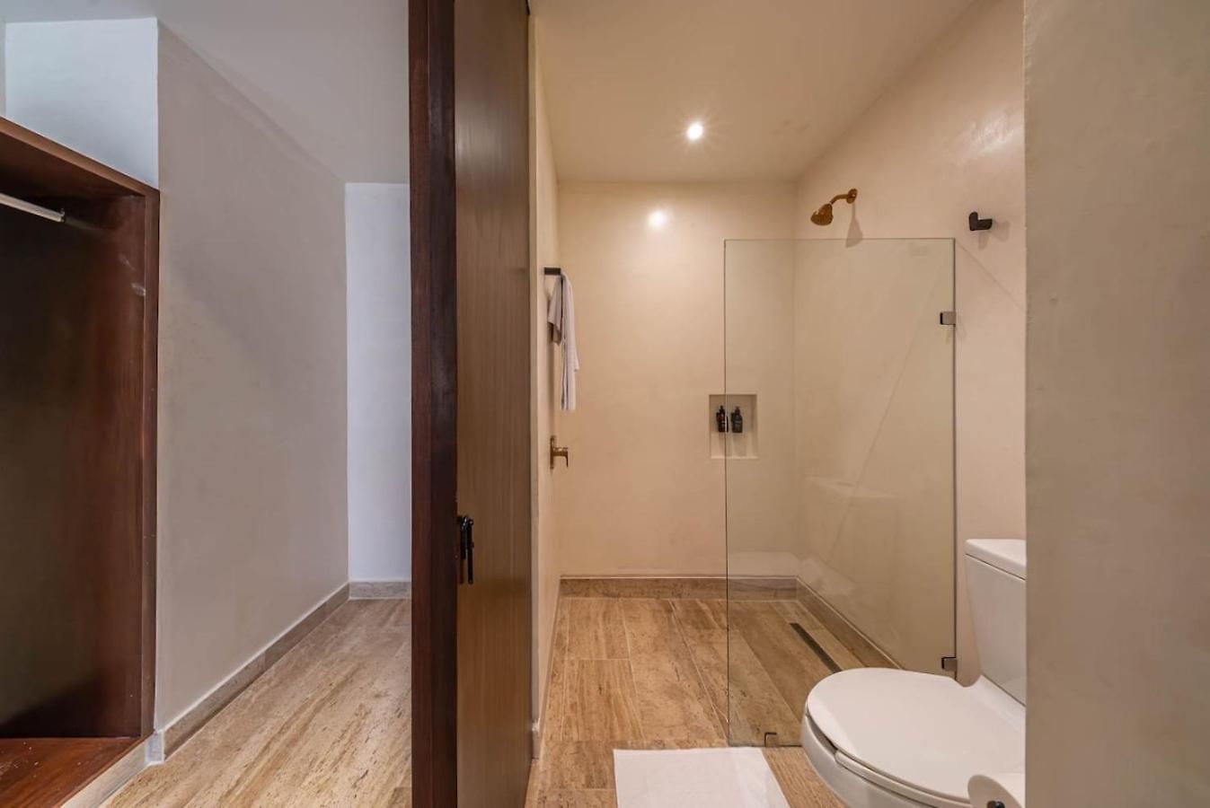 Elegant 2br W Rooftop Pool Close To Holiday home *