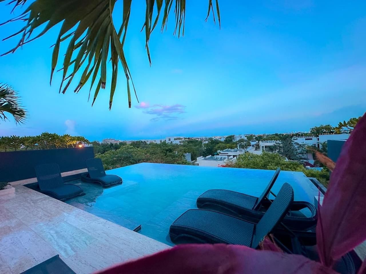 Two Level Penthouse W Rooftop Pool And Sunset *