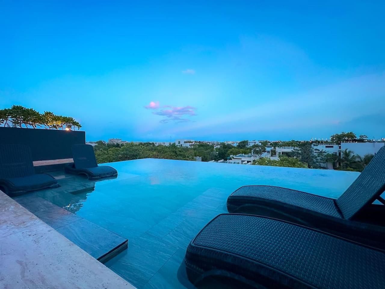 Two Level Penthouse W Rooftop Pool And Sunset