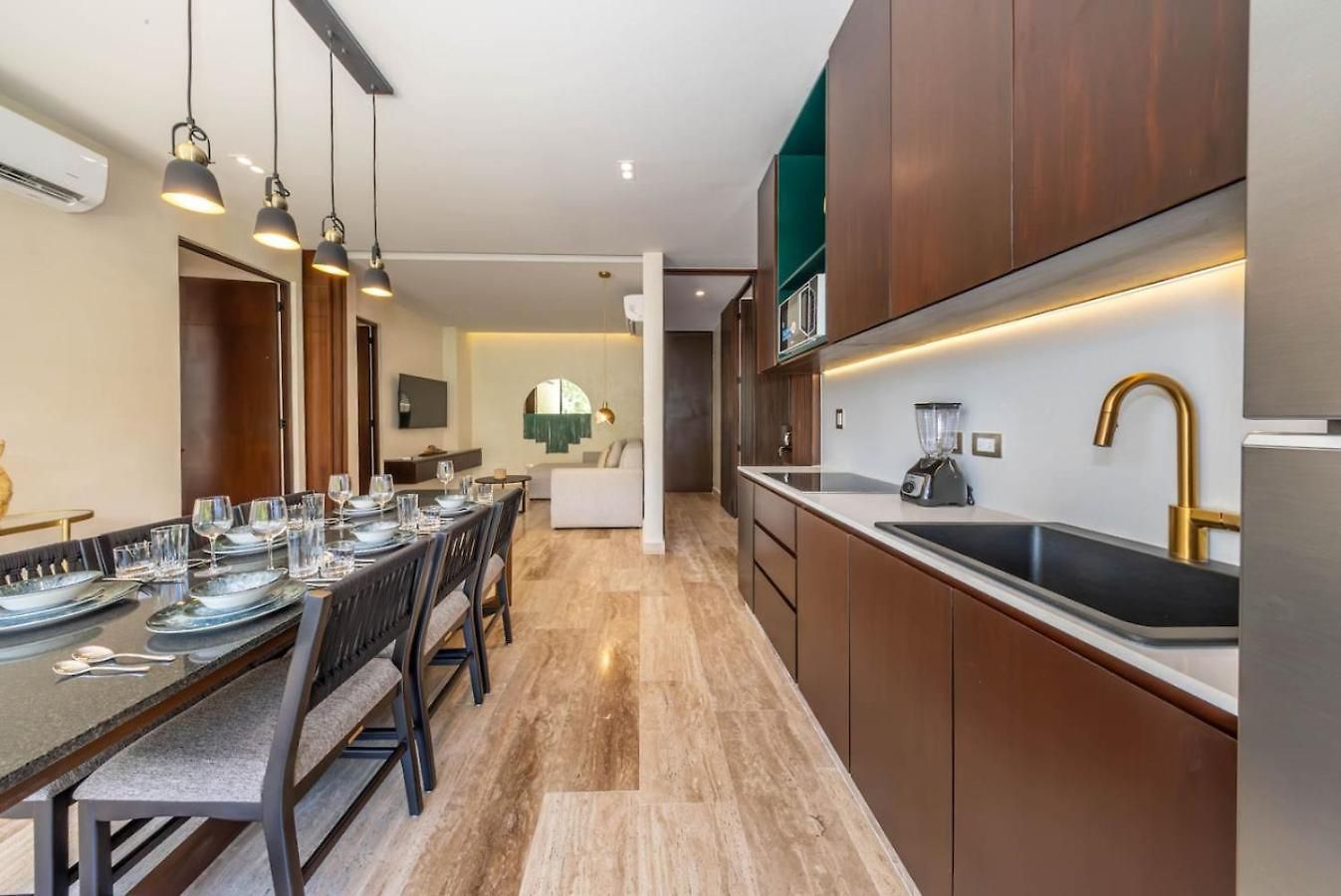 Elegant 2br W Rooftop Pool Close To Holiday home