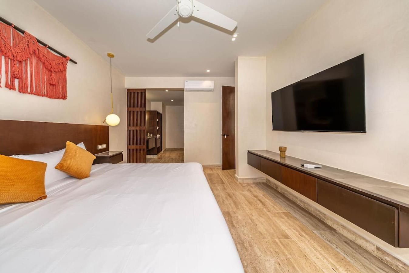 Elegant 2br W Rooftop Pool Close To