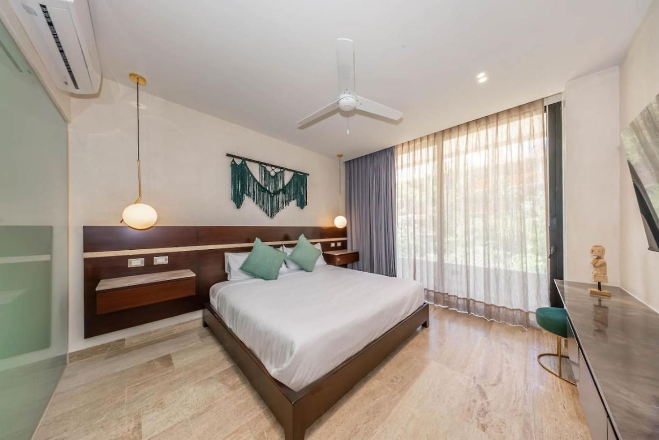 Elegant 2br W Rooftop Pool Close To