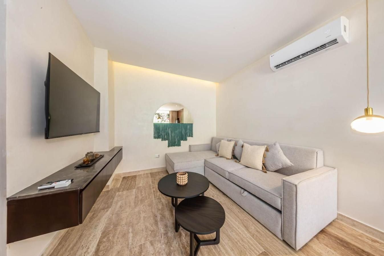 Elegant 2br W Rooftop Pool Close To Holiday home