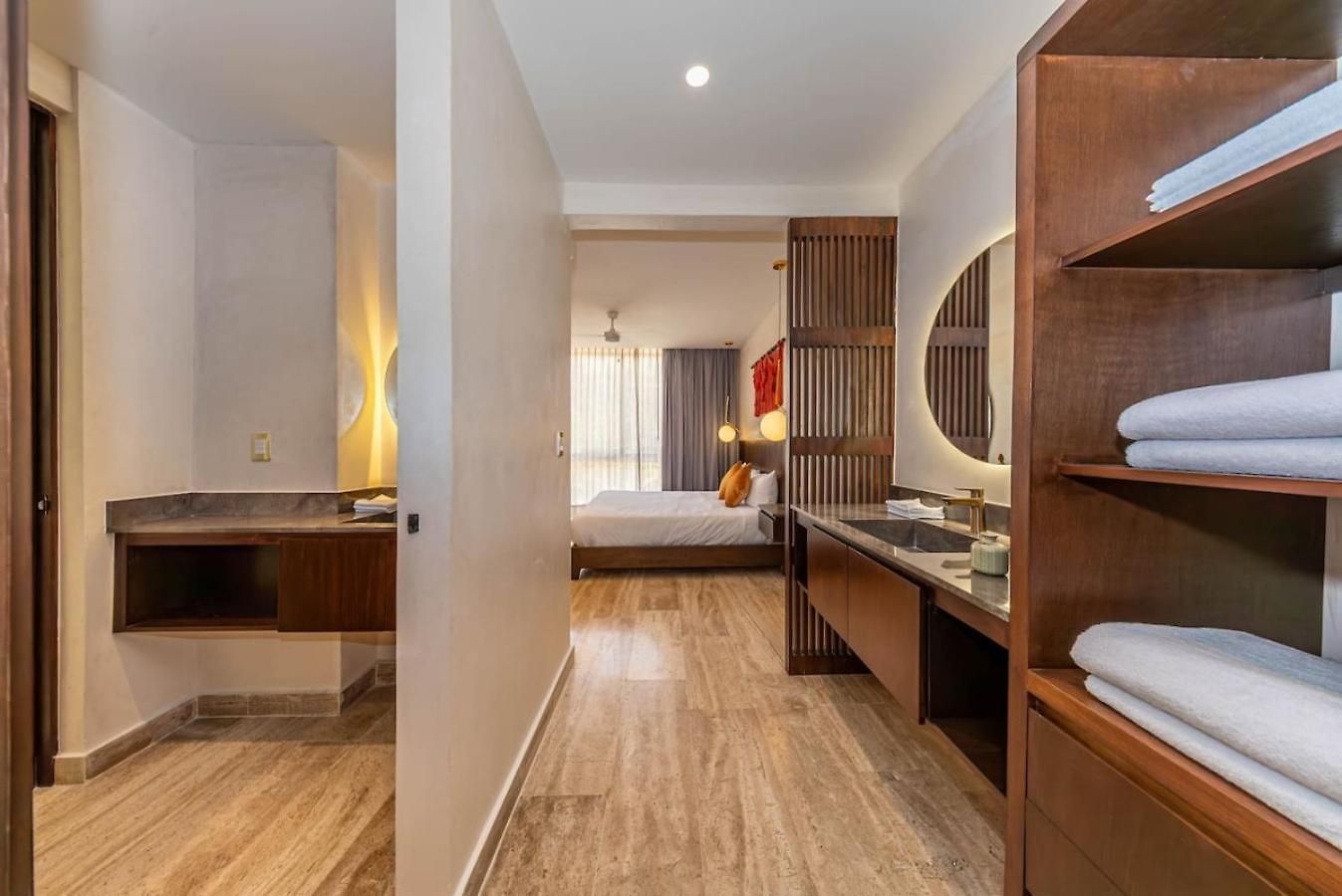 Elegant 2br W Rooftop Pool Close To Holiday home