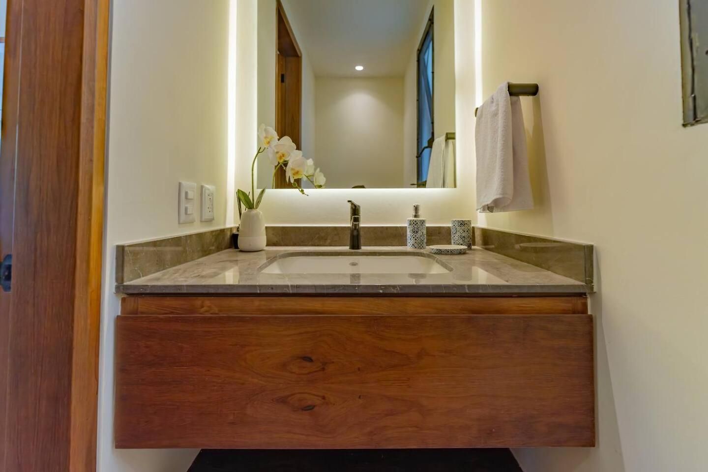 Luxury Coastal Vibes Park 101 Free Club Apartment