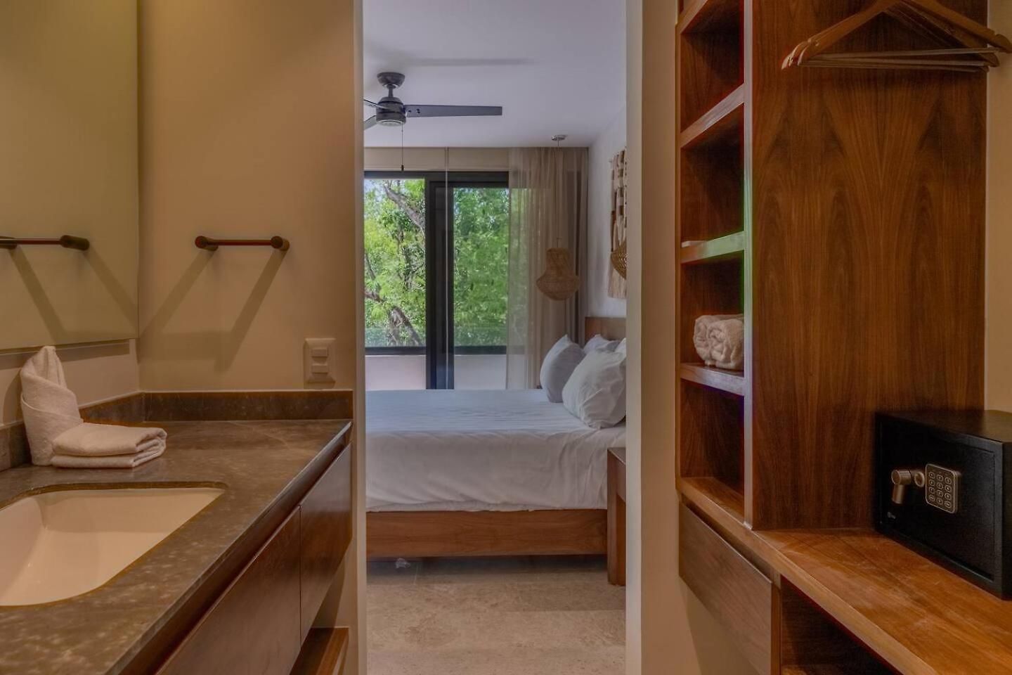 Luxury Coastal Vibes Park 101 Free Club Apartment *