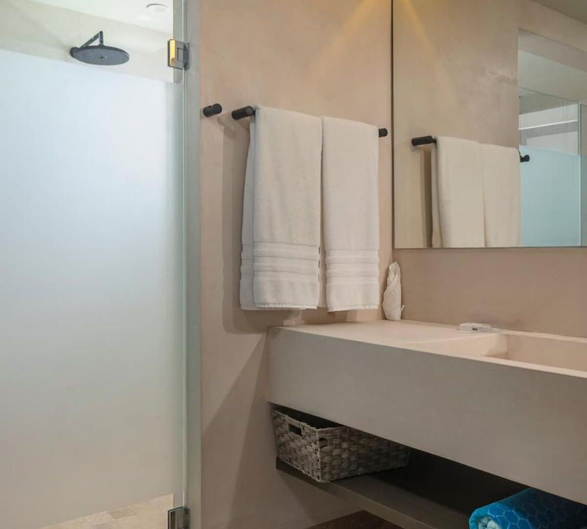 Apartment 3br Beachfront With Private Rooftop At Tankah Bay *