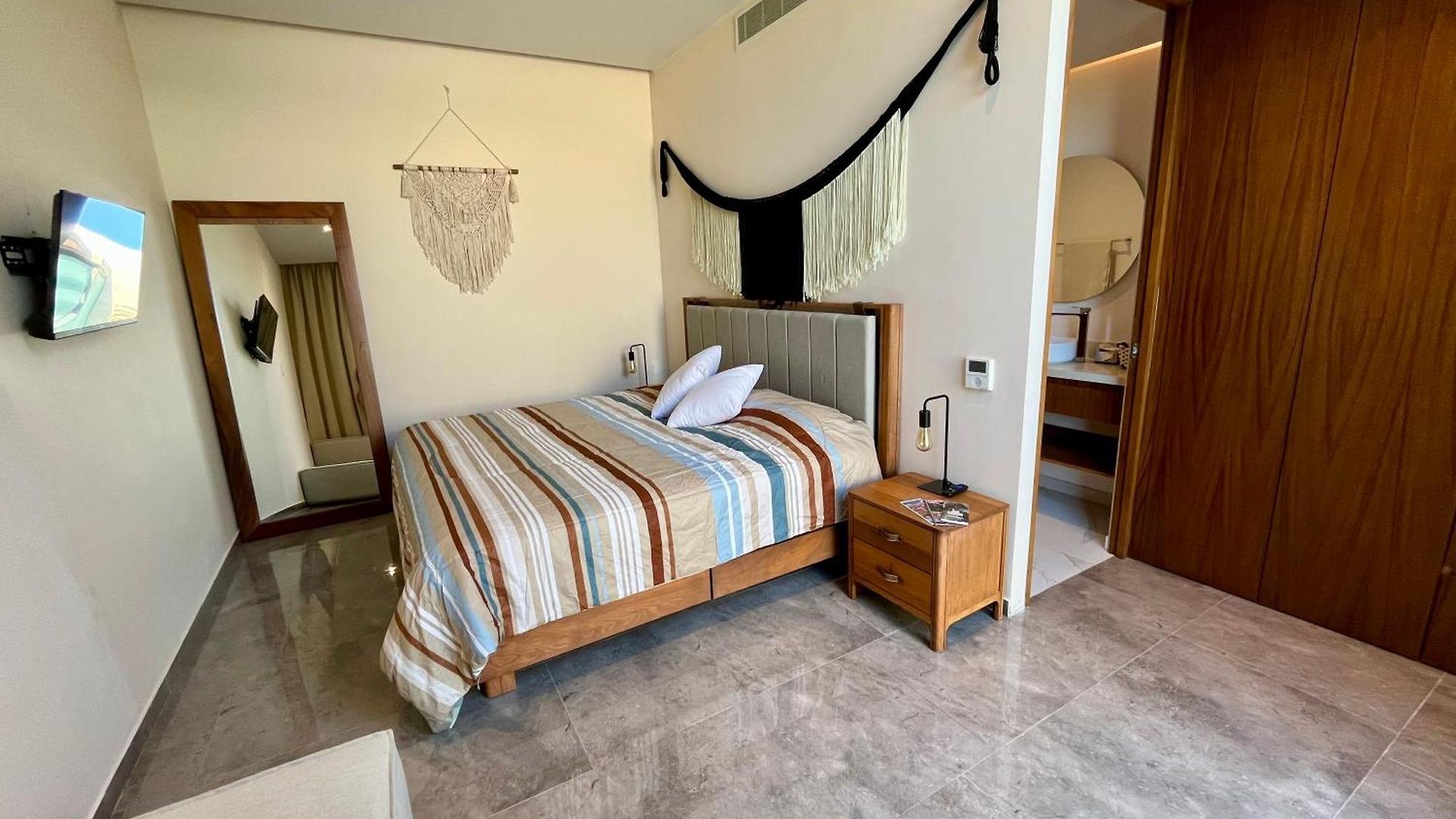 Apartment Plunge Pool Duplex Ph With Club Shuttle And Gym