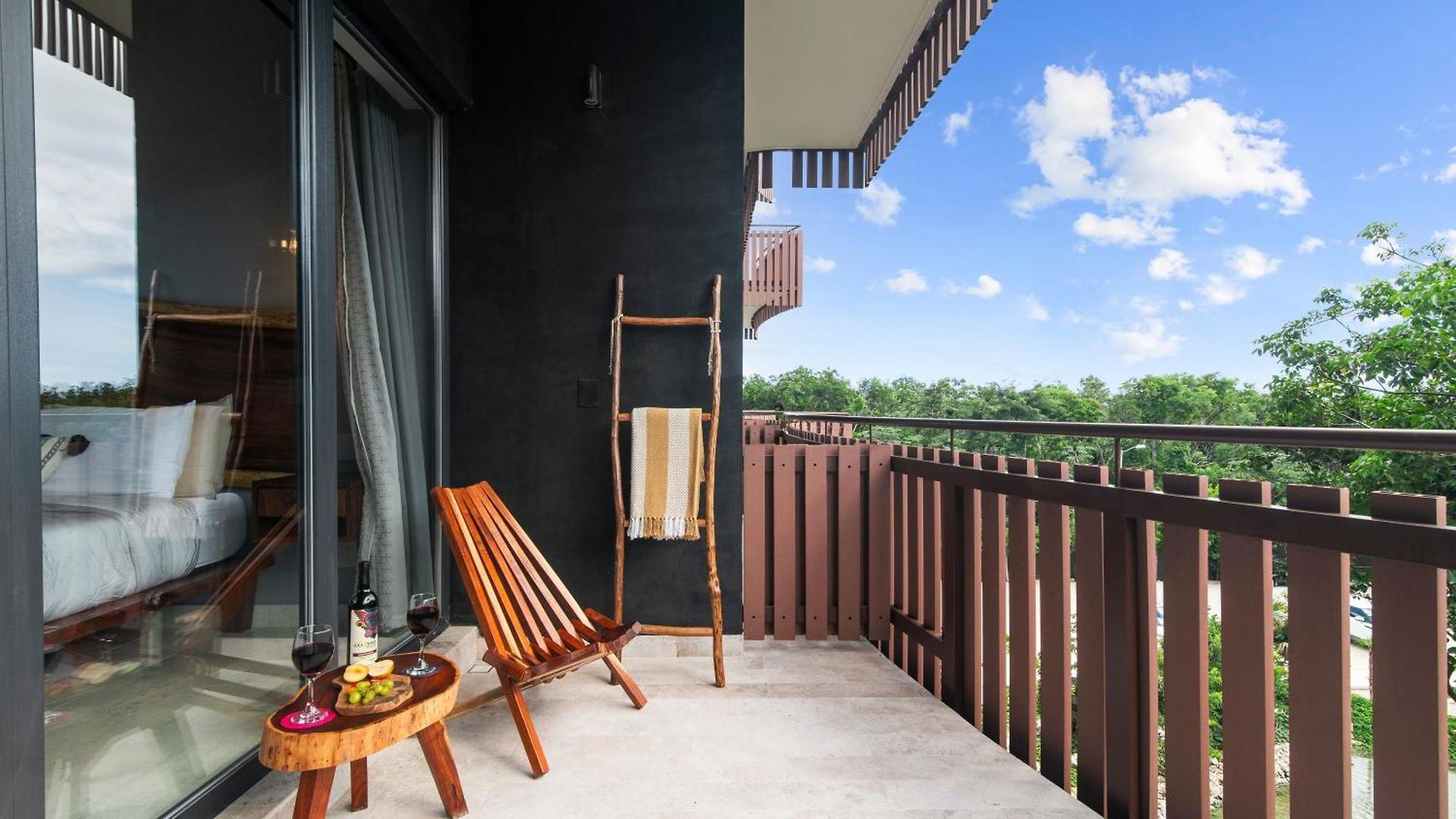 Apartment 1br - Sea View Rooftop Pools Steps To & Jaguar Park *