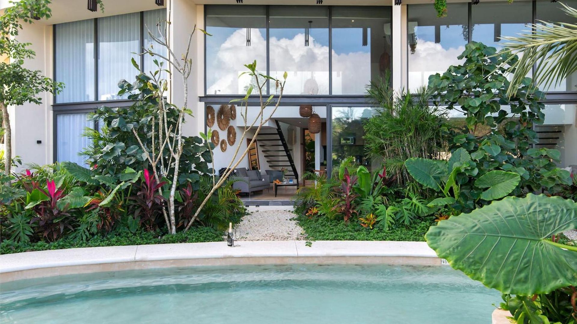 Stylish Loft With Pool Access Holiday home *