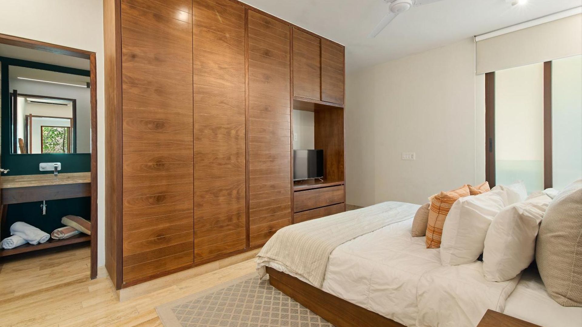 205 Perfect Location 3 Bedrooms Apartment *