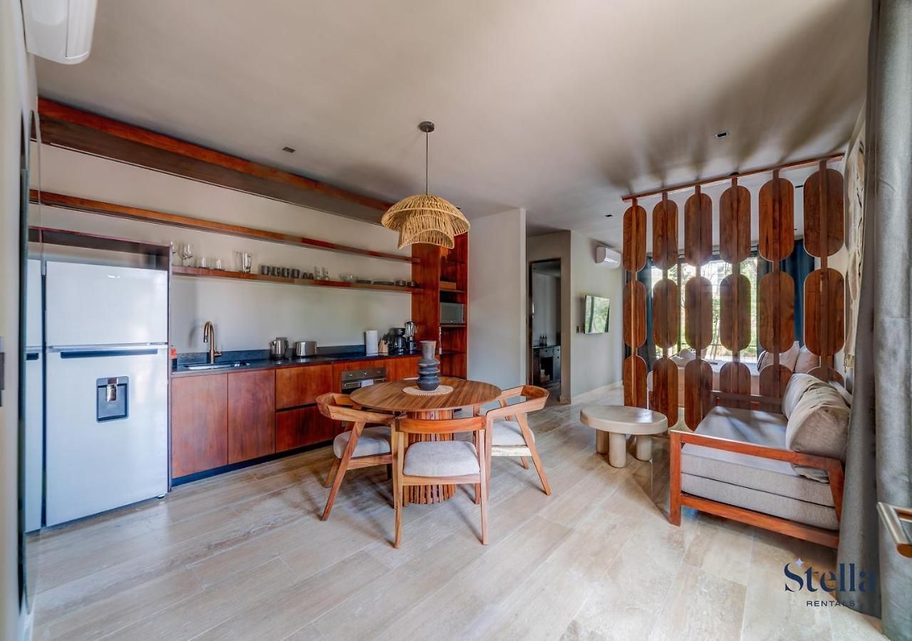 Luxurious Oasis Jacuzzi With Art Gallery And Pool Apartment