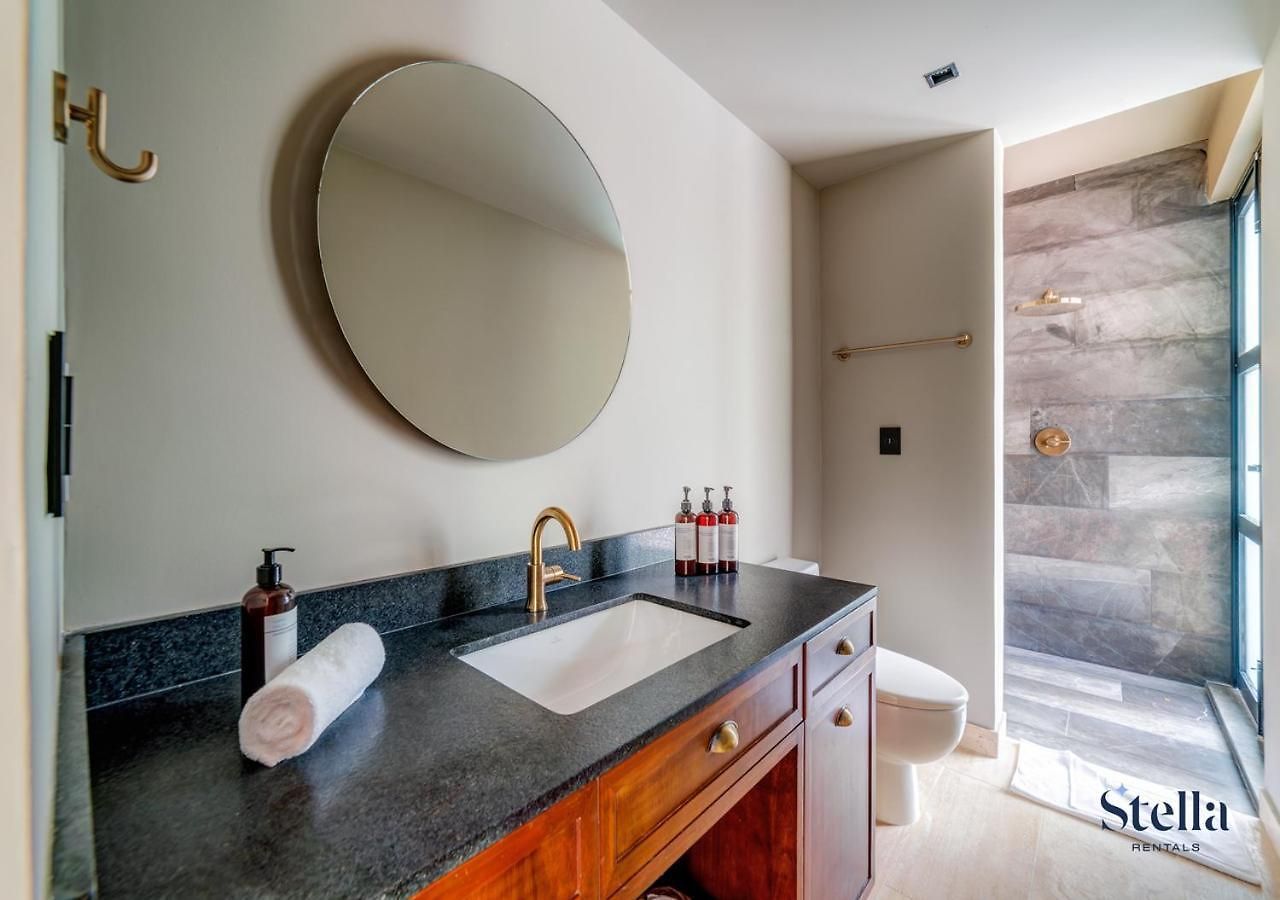 Luxurious Oasis Jacuzzi With Art Gallery And Pool *