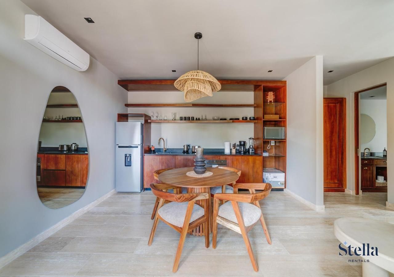 Luxurious Oasis Jacuzzi With Art Gallery And Pool *