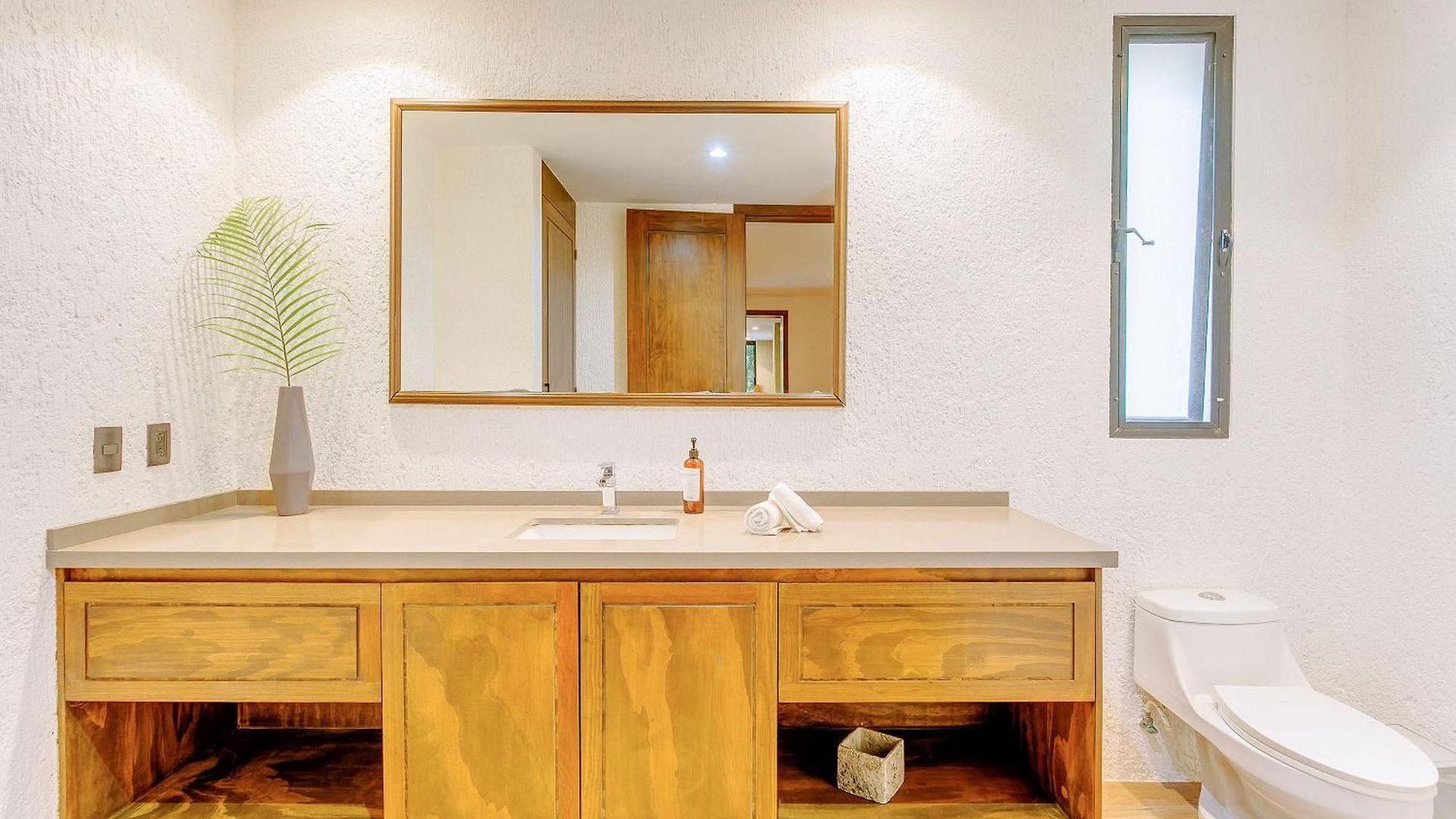 Luxurious Oasis Jacuzzi With Art Gallery And Pool