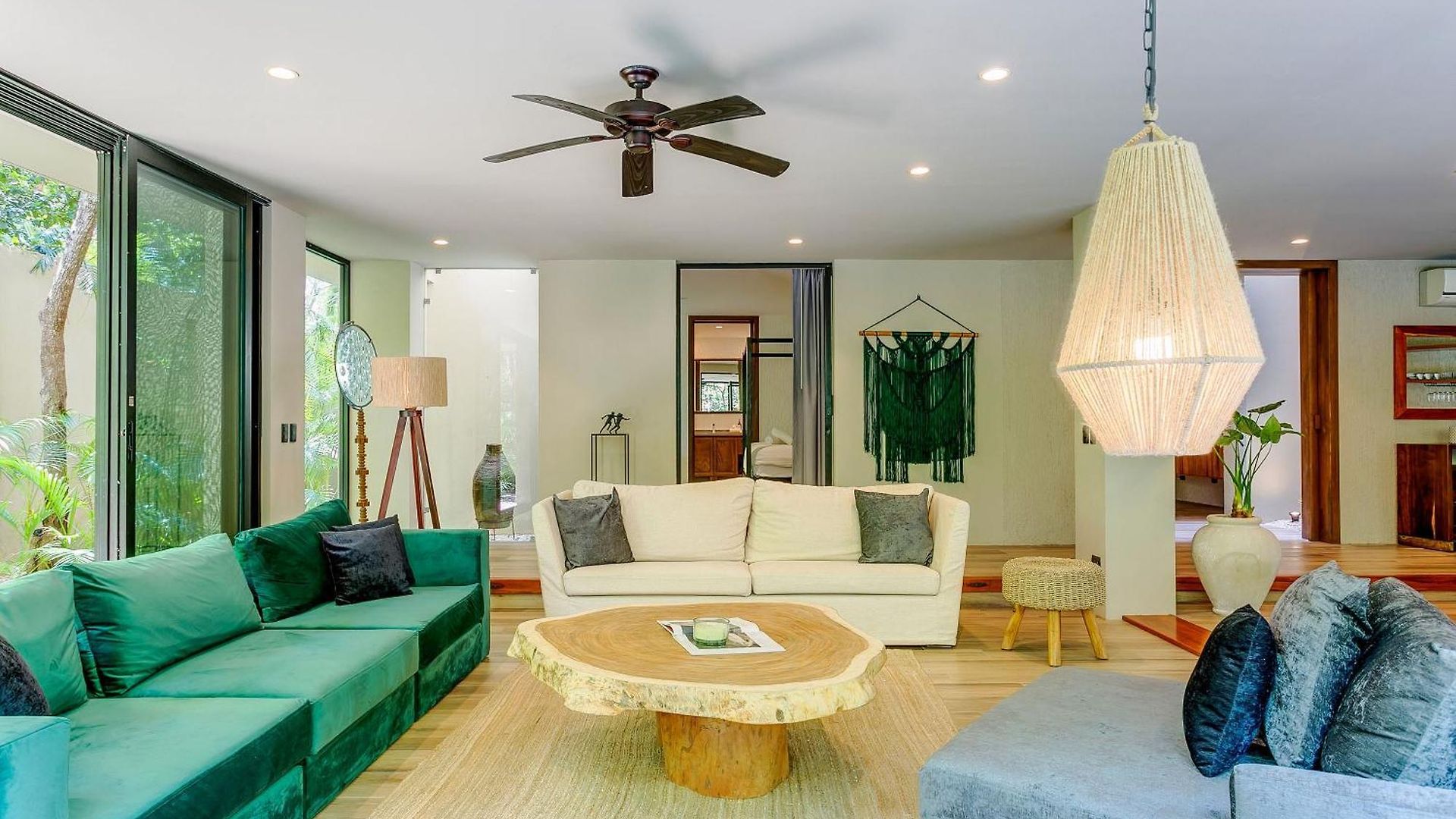 Luxurious Oasis Jacuzzi With Art Gallery And Pool Apartment