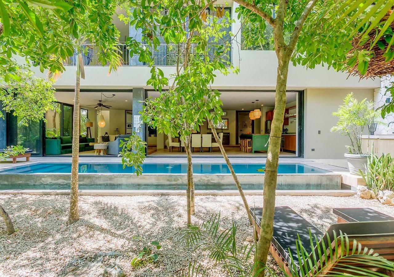 Luxurious Oasis Jacuzzi With Art Gallery And Pool