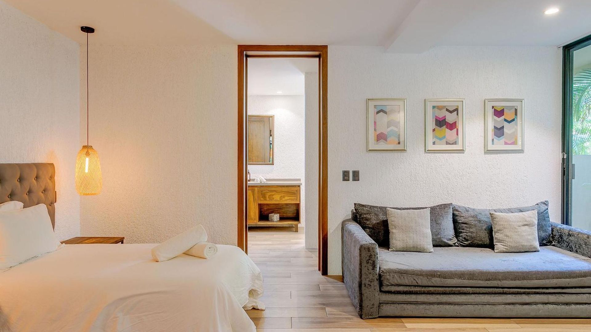 Luxurious Oasis Jacuzzi With Art Gallery And Pool Apartment