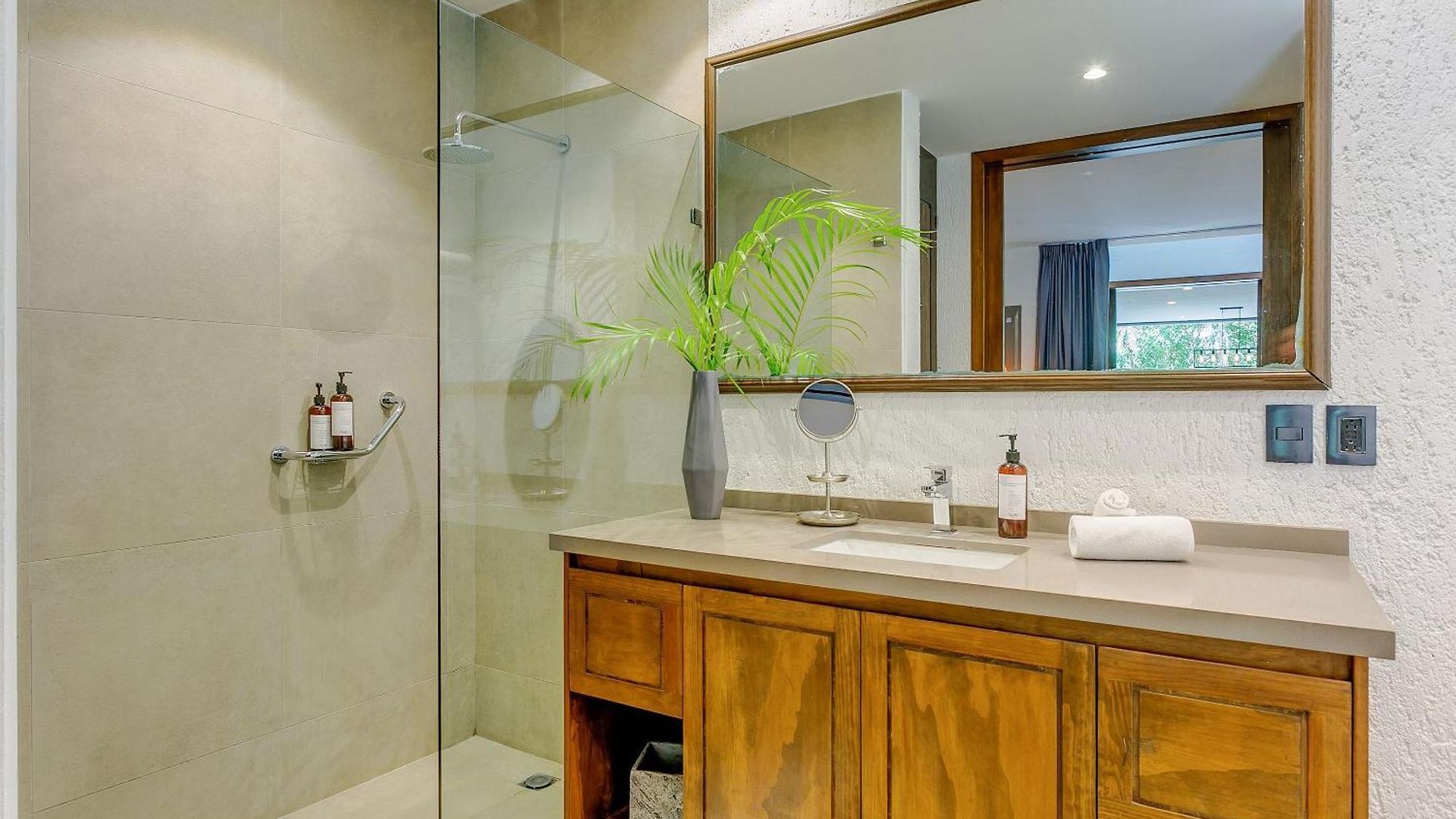 Luxurious Oasis Jacuzzi With Art Gallery And Pool Apartment