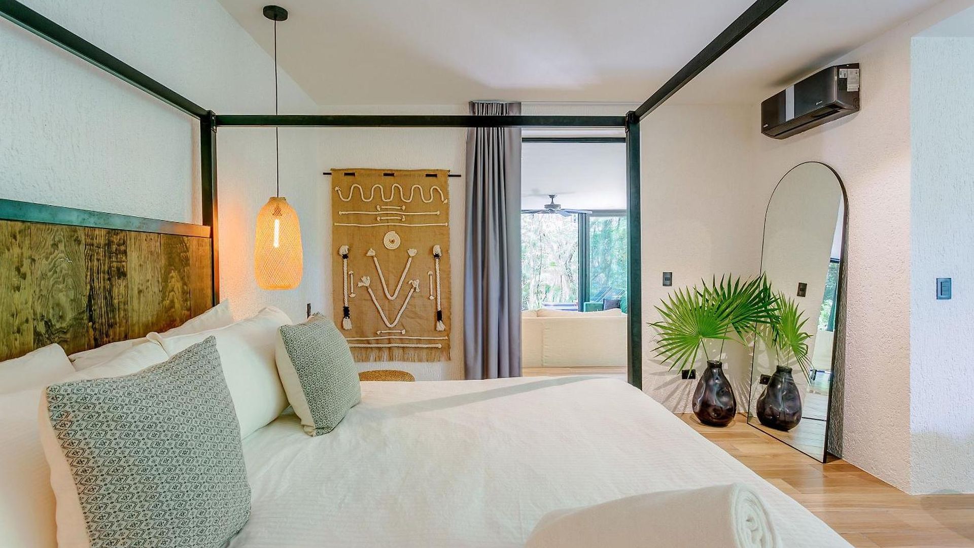 Luxurious Oasis Jacuzzi With Art Gallery And Pool Apartment *