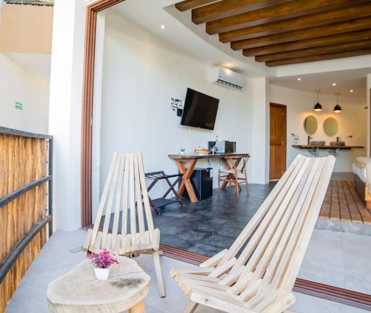 Secluded Jungle Free Access To Club Apartment