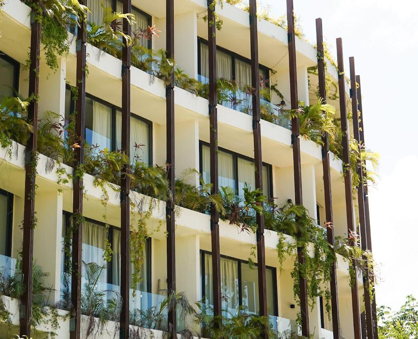 Mistiq Gardens 2 *