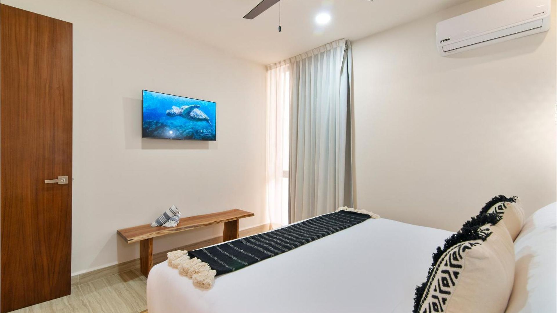 Tropical 2 Bedroom | Private Balcony & Rooftop | Casago Holiday home *