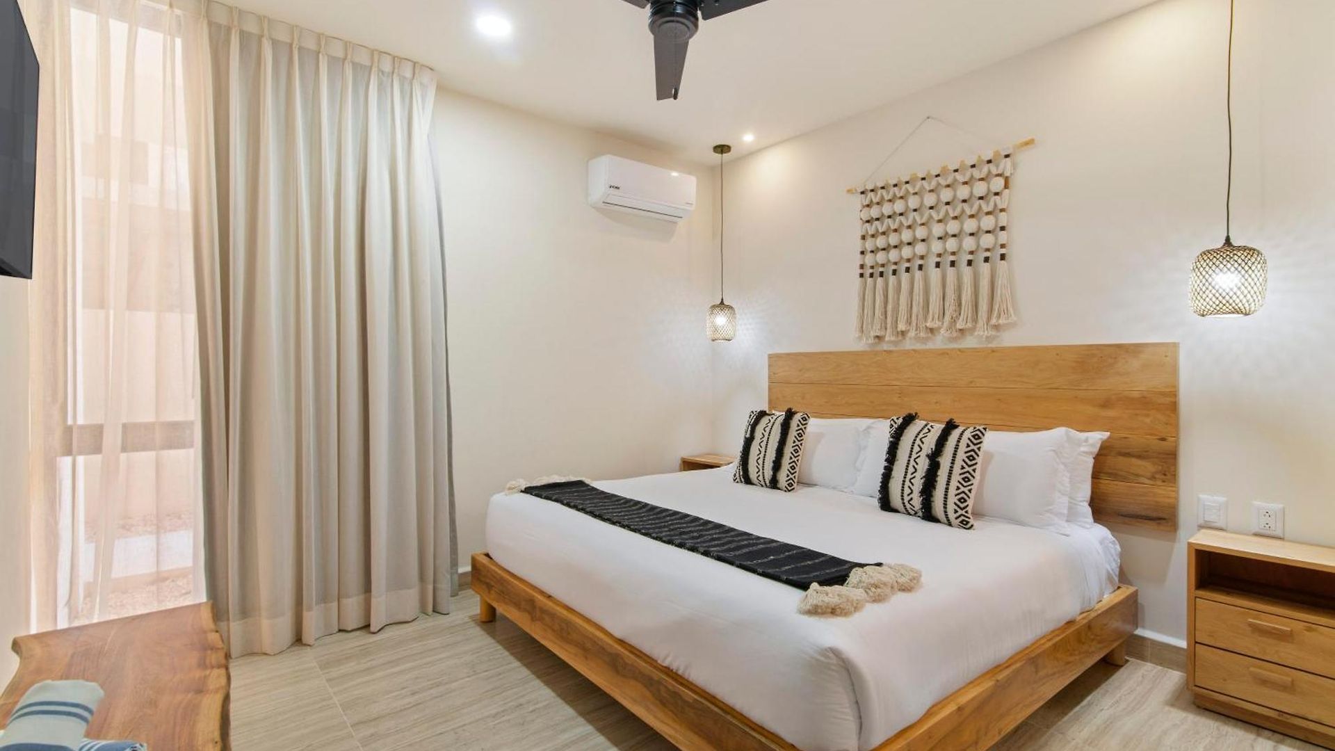Tropical 2 Bedroom | Private Balcony & Rooftop | Casago Holiday home