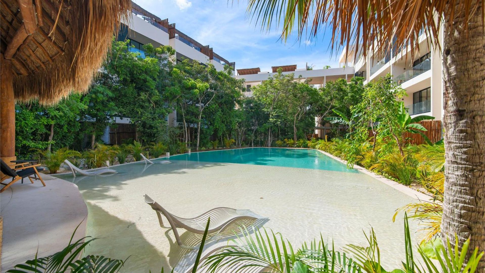 Holiday home Tropical 2 Bedroom | Private Balcony & Rooftop | Casago