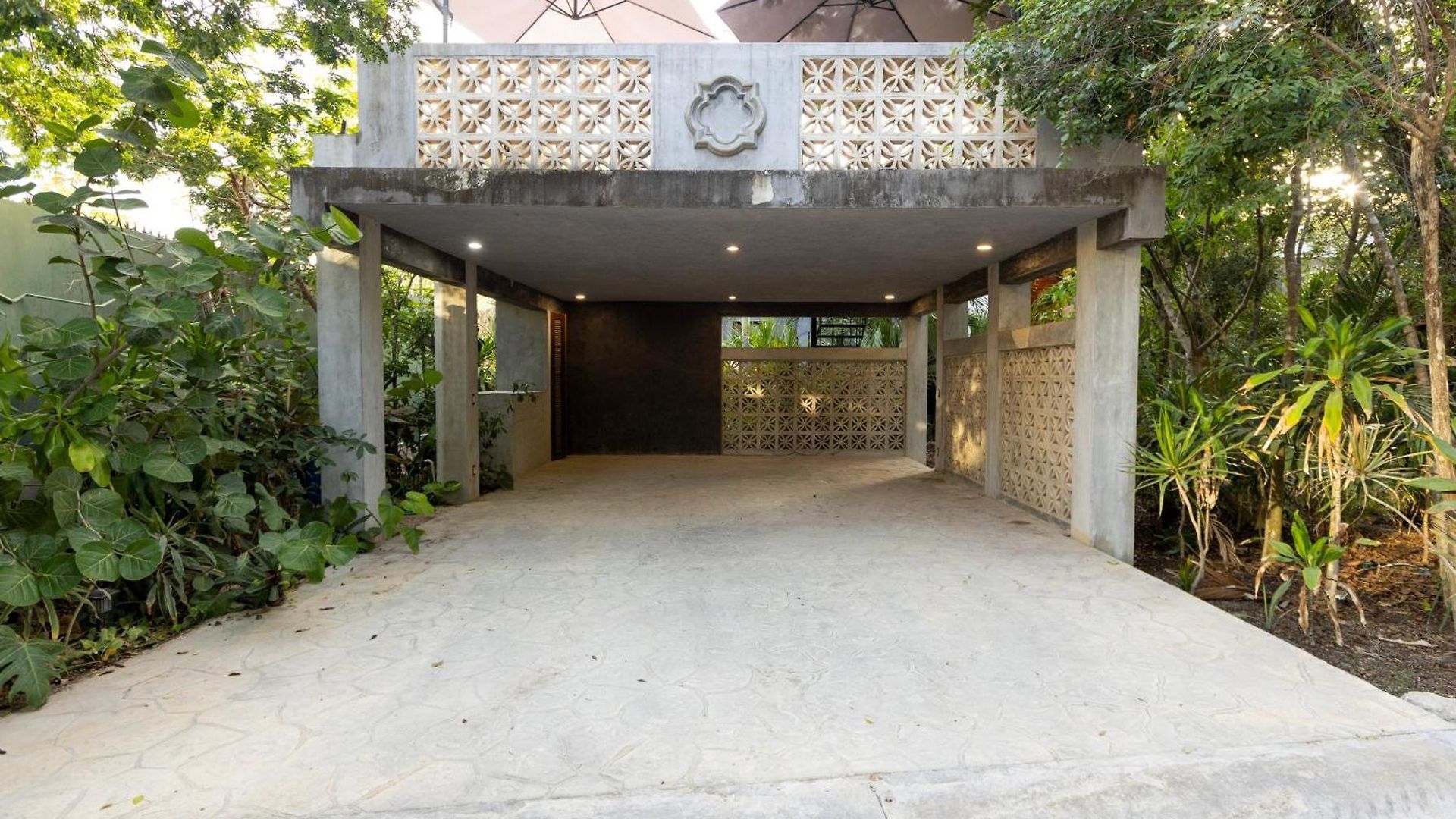 Casa Halo - Mansion, Nightclub, Pool, Sonos, Gated, Staff