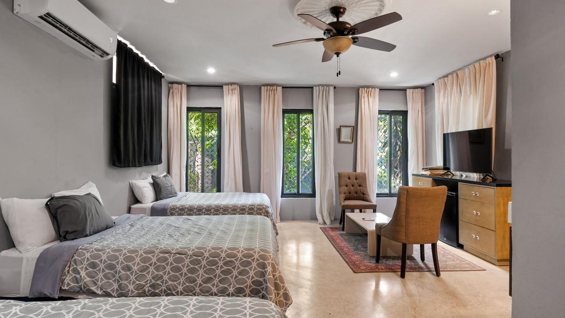 Casa Halo - Mansion, Nightclub, Pool, Sonos, Gated, Staff Villa *