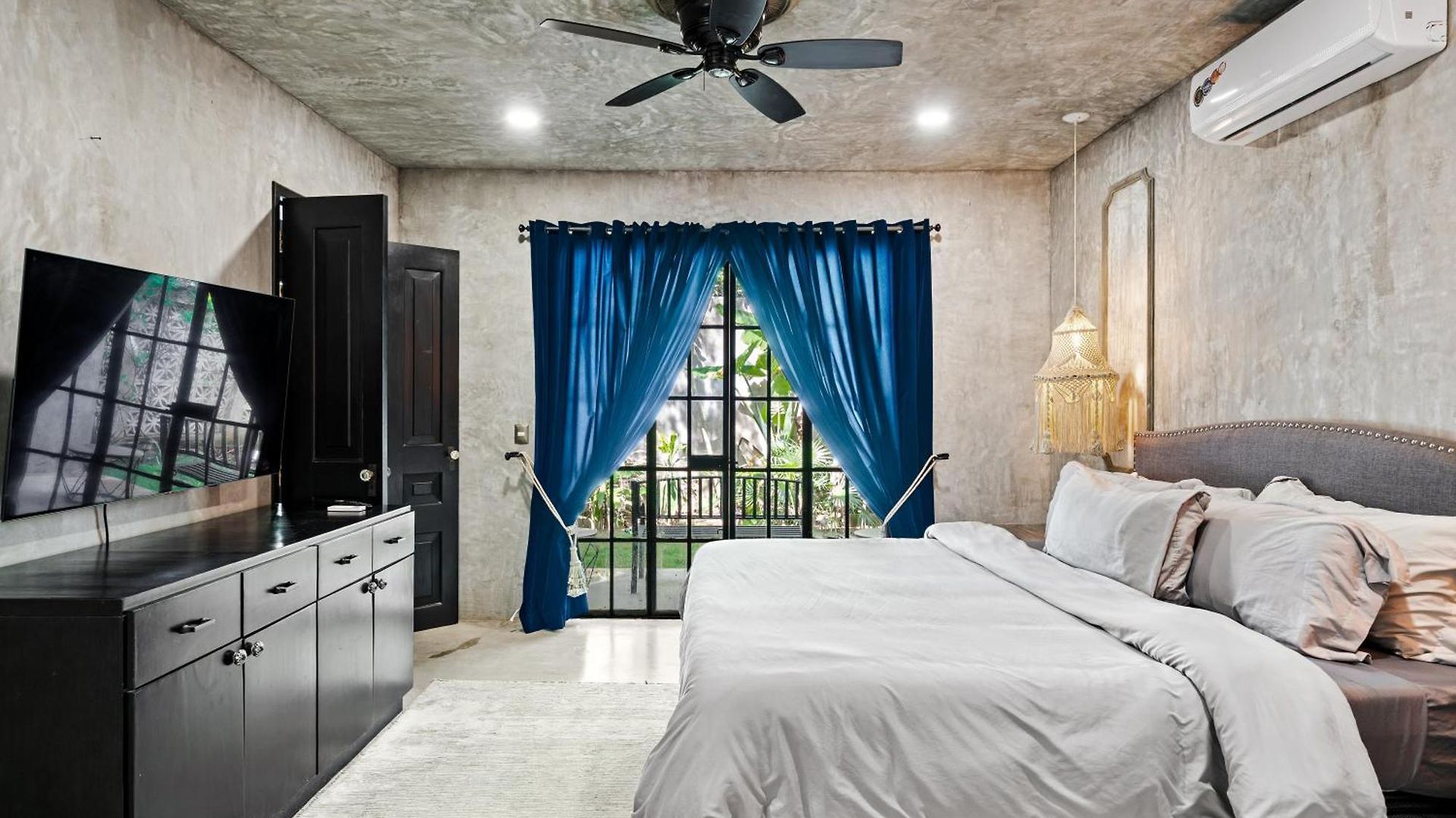 Casa Halo - Mansion, Nightclub, Pool, Sonos, Gated, Staff Villa *
