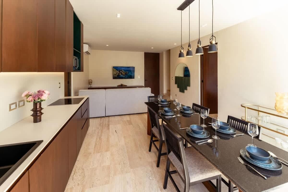 Apartment Sleek Penthouse Escape With Rooftop Pool *