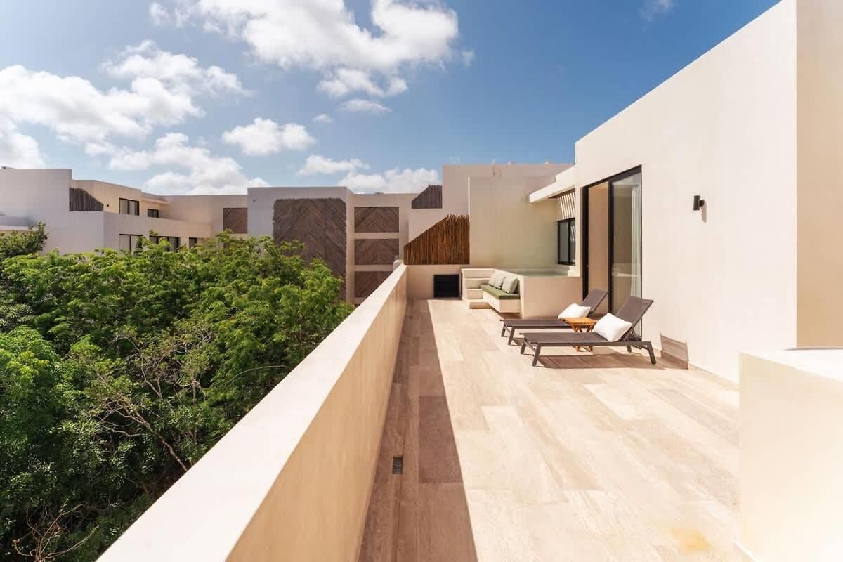 Apartment Sleek Penthouse Escape With Rooftop Pool *