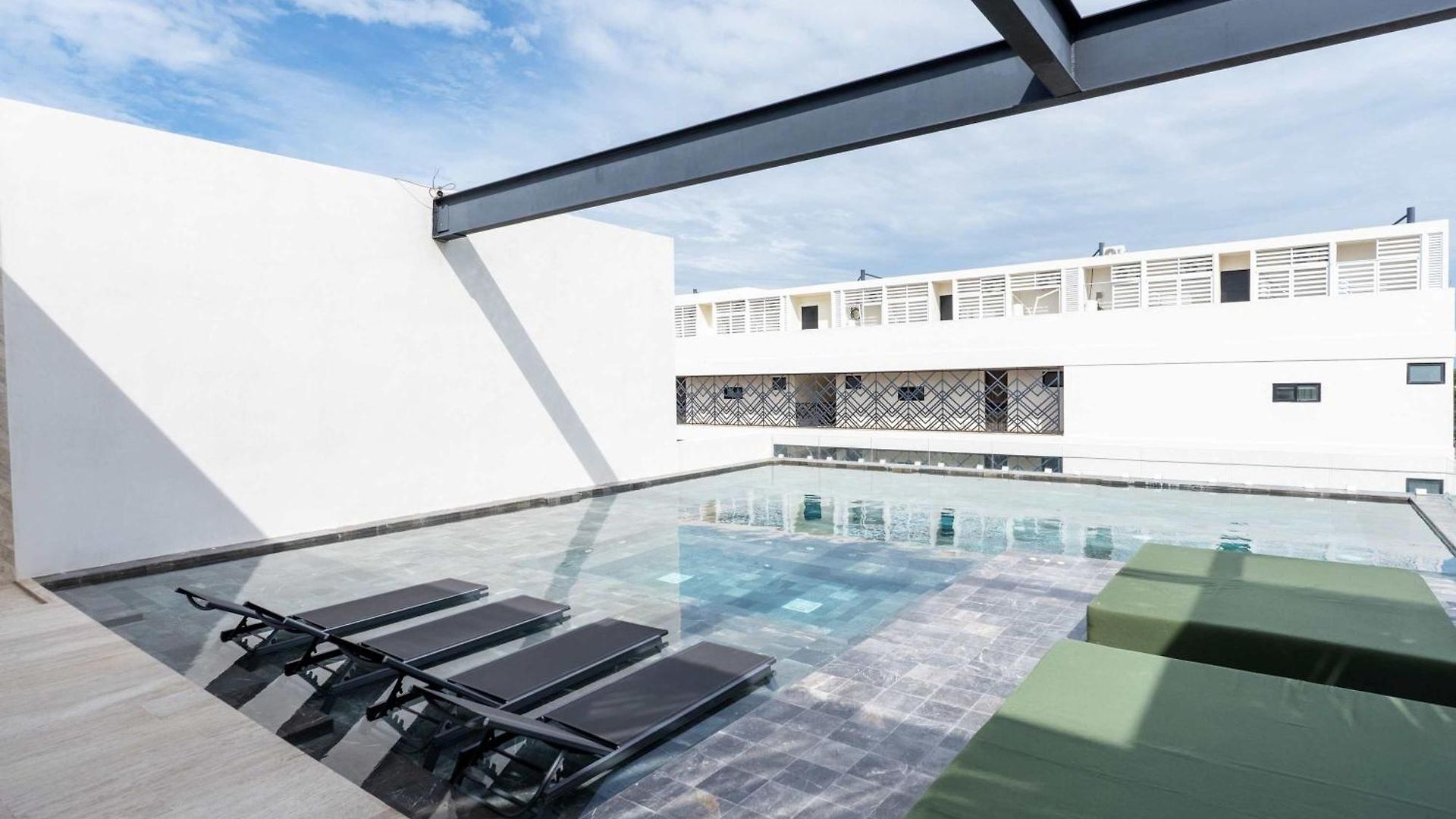 Luxury Penthouse Private Rooftop Pool Concierge Apartment *