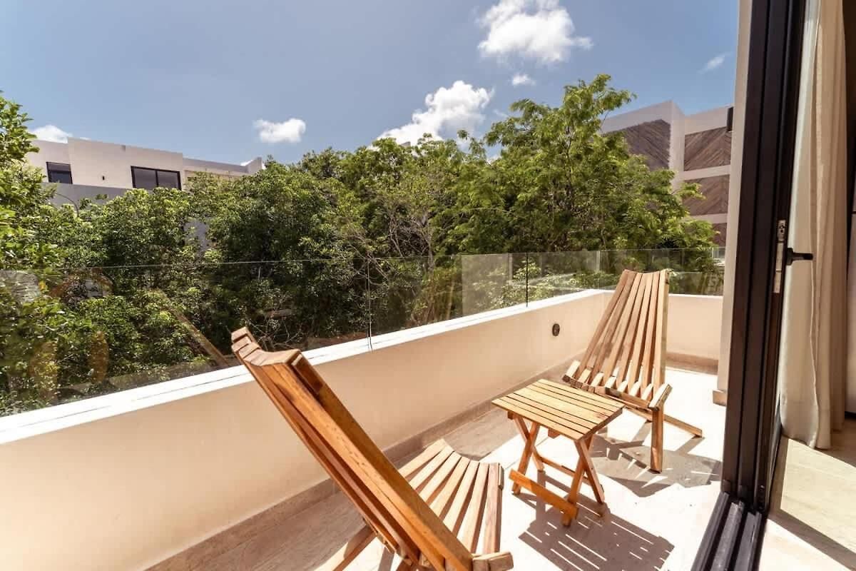 Apartment Sleek Penthouse Escape With Rooftop Pool *