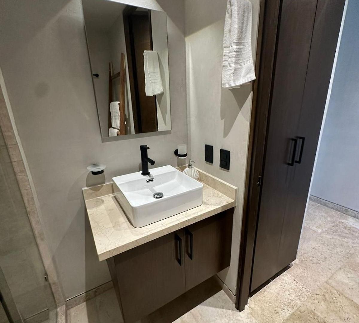 With Balcony In The Downtown, Wifi 150mb, Laundry And Parking Free Apartment *