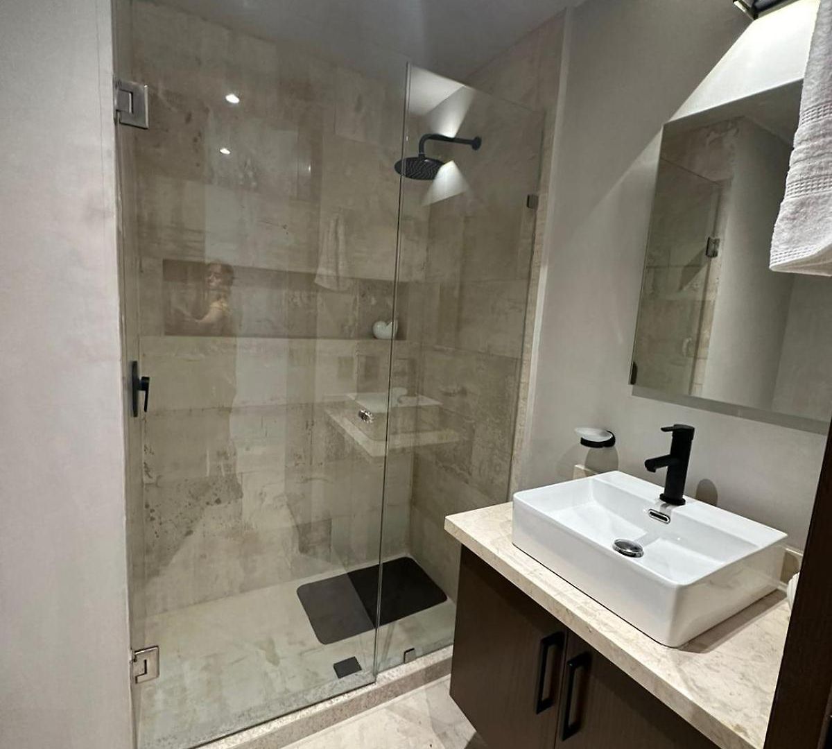 With Balcony In The Downtown, Wifi 150mb, Laundry And Parking Free Apartment *