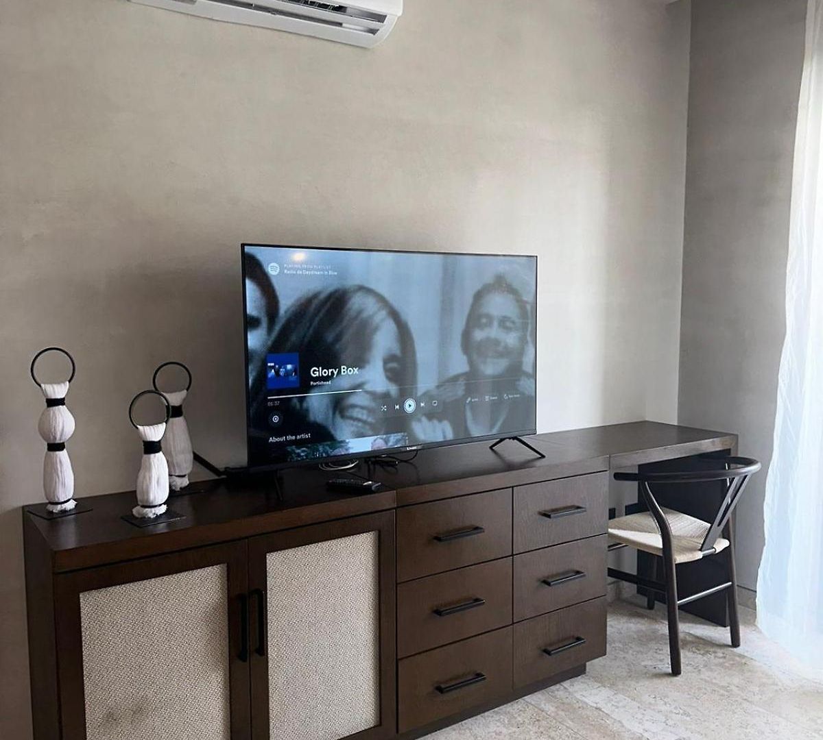 With Balcony In The Downtown, Wifi 150mb, Laundry And Parking Free Apartment *