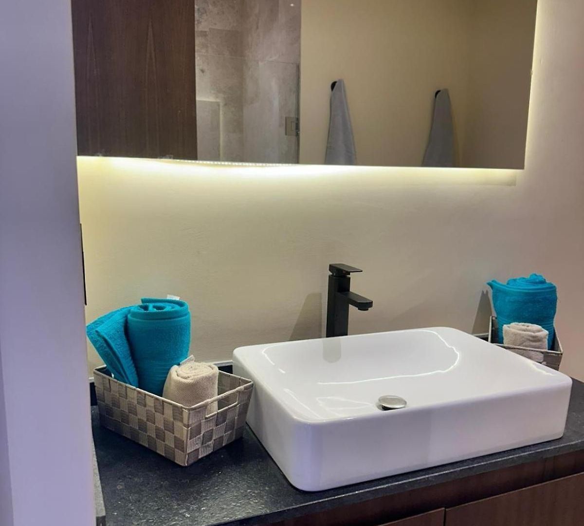 Apartment Close To The Quiet Modern Laundry Roof Pool *