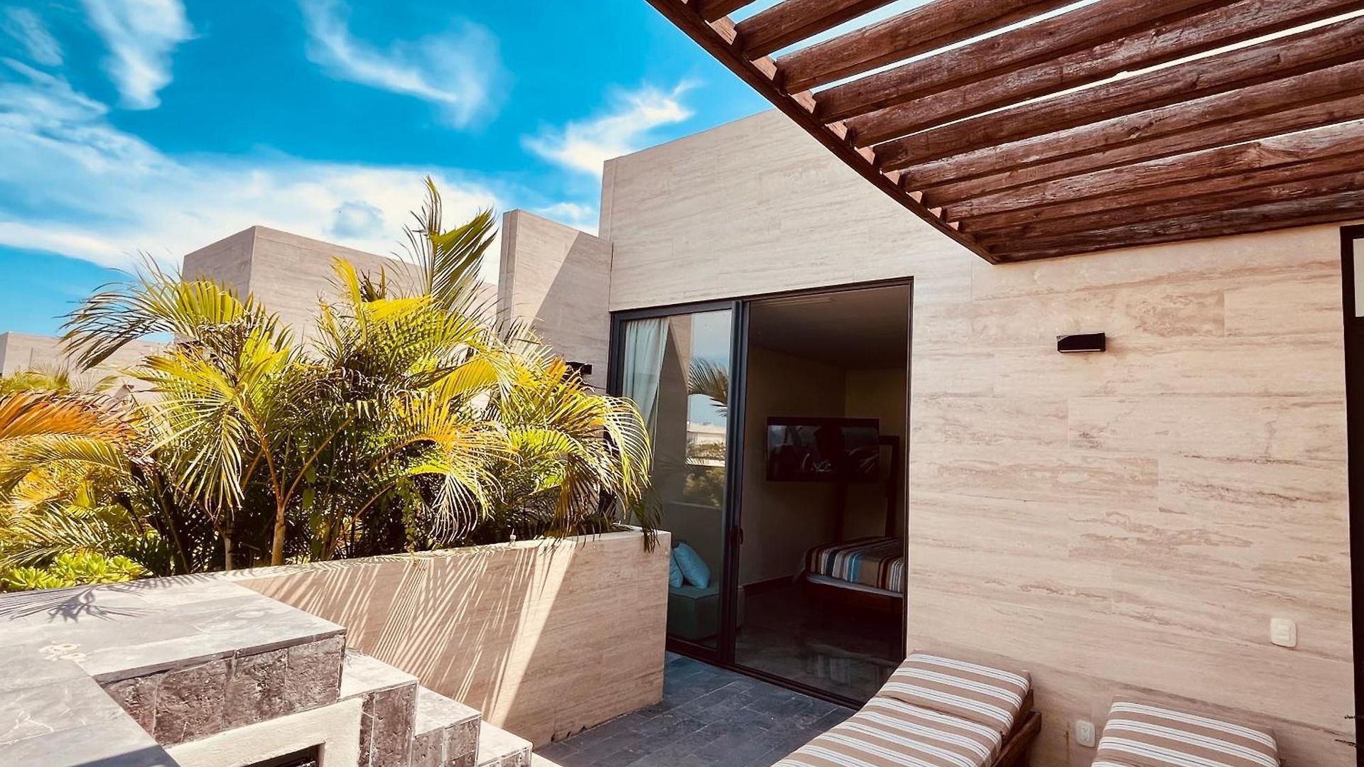 Plunge Pool Duplex Ph With Club Shuttle And Gym *