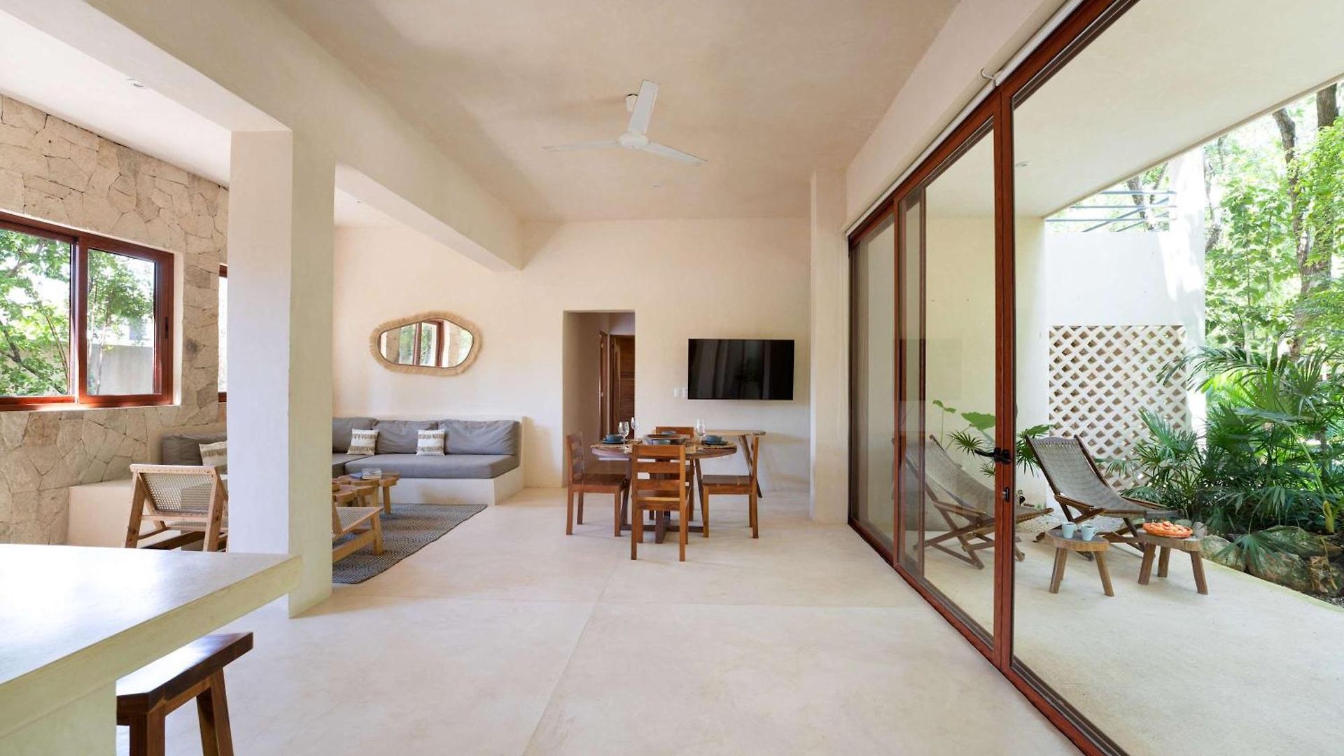 Luxe Ground-floor 3br Jungle Retreat With Plunge Pool Сasa de vacaciones