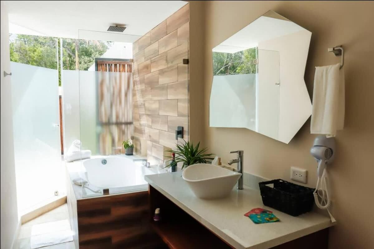 Stunning 4br Tropical Chic With Private Pool Garden & Modern Comforts *