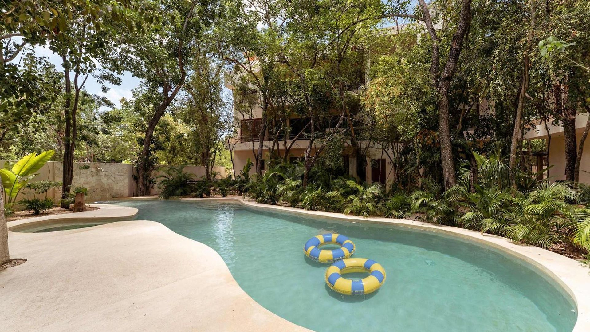 Сasa de vacaciones Luxe Ground-floor 3br Jungle Retreat With Plunge Pool
